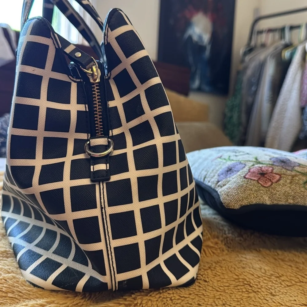 Kate Spade black & white very clean - Picture 14 of 15